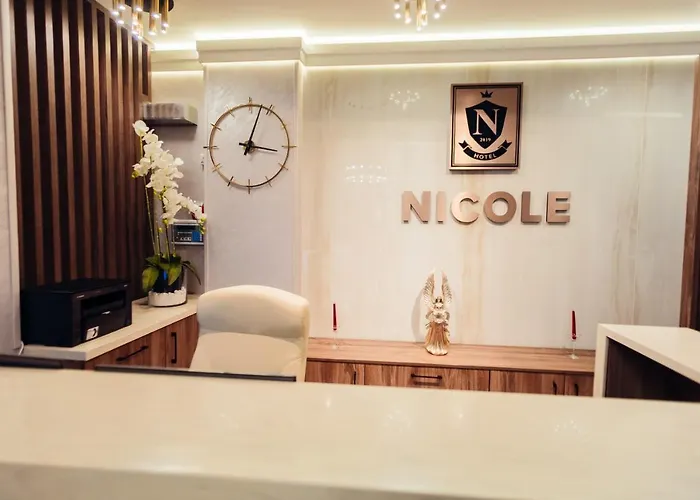 Nicole *